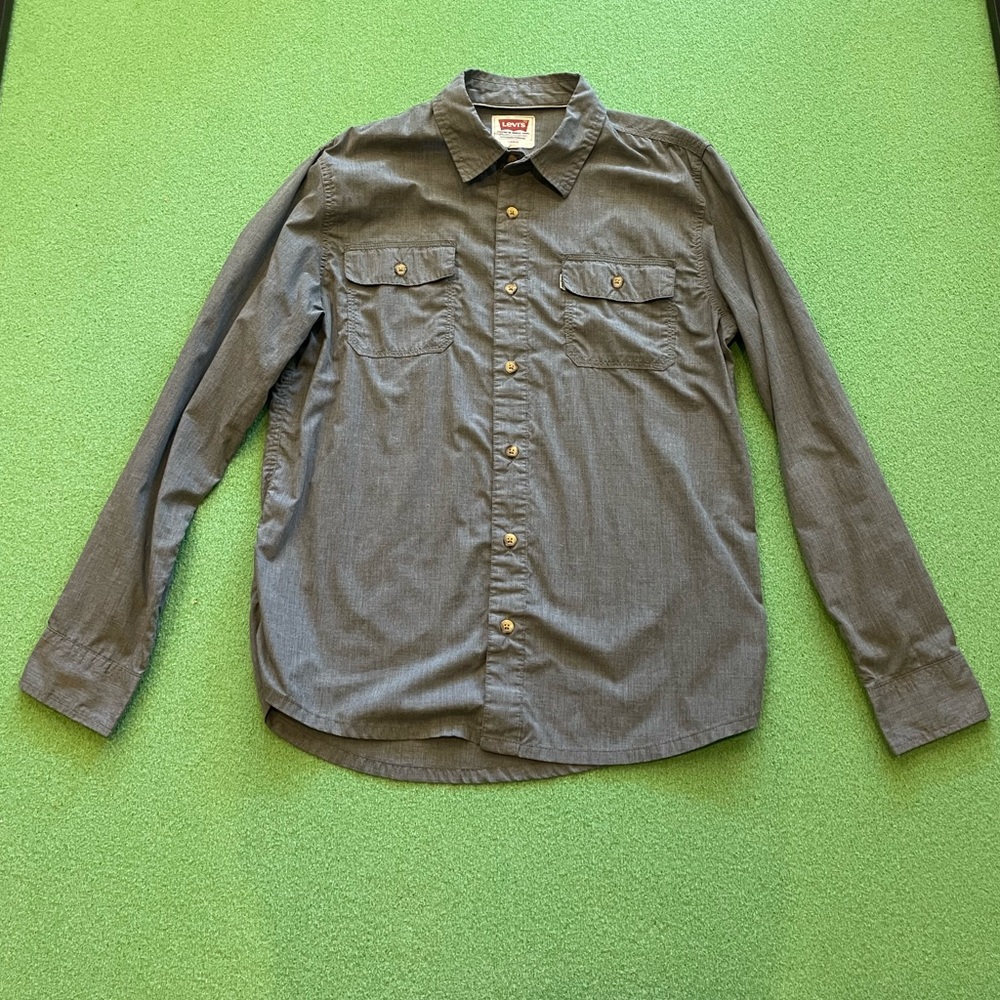 Men’s gray Levi’s long sleeve-button-down shirt